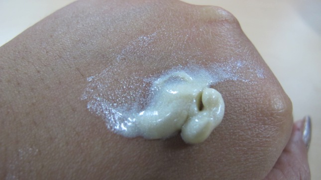 Pemakaian body lotion dengan efek shimmer di pergelangan tangan