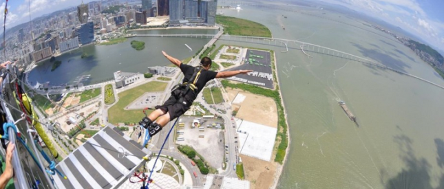 Siap uji adrenalin di bungee jumping tertinggi di dunia?